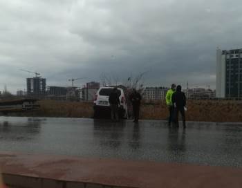 Kontrolden Çıkan Araç Banketten Düşerek Asılı Kaldı
