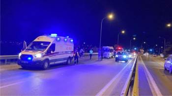 Kontrolden Çıkan Araç Bariyerlere Çarparken, 2 Kişi Yaralandı
