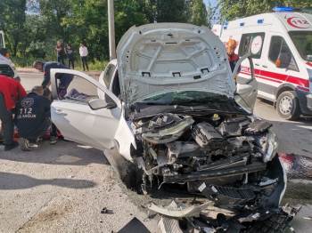 Kontrolden Çıkan Araç Köprü Korkuluğuna Çarptı: 2 Yaralı
