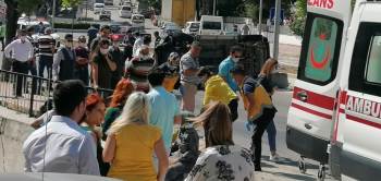 Kontrolden Çıkan Araç Önce Orta Refüje Çarptı, Ardından Devrildi, 2 Yaralı
