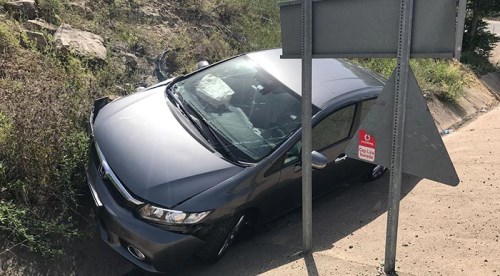 Kontrolden çıkan araç su kanalına düştü