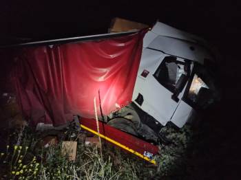 Kontrolden Çıkan Çekici Yoldan Çıktı; 1 Yaralı
