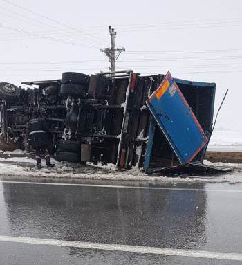 Kontrolden Çıkan Kamyon Yola Devrildi
