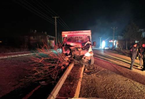 Kontrolden çıkan kamyonet kaza yaptı