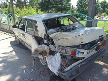 Kontrolden Çıkan Kamyonet Park Halindeki Otomobile Çarparak Durabildi
