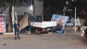 Kontrolden Çıkan Kamyonet Reklam Panolarına Çarptı, 1 Yaralı
