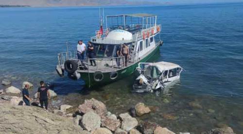 Kontrolden çıkan minibüs Van Gölü'ne uçtu:11 yaralı 