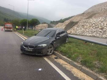 Kontrolden Çıkan Otomobil Aydınlatma Direği Çarptı, 1 Kişi Yaralandı
