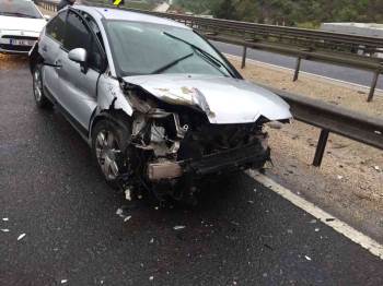 Kontrolden Çıkan Otomobil Bariyerlere Çarptı; 1’İ Çocuk 3 Kişi Yaralandı
