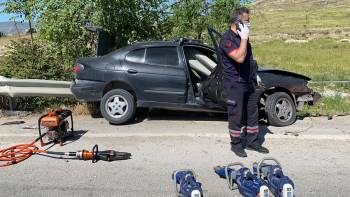 Kontrolden Çıkan Otomobil Bariyerlere Sapandı
