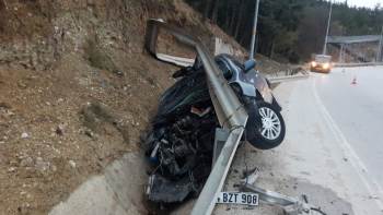 Kontrolden Çıkan Otomobil Bariyerlere Vurarak Durabildi
