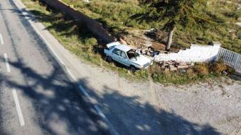 Kontrolden Çıkan Otomobil Çarptığı Duvarı Yıktı
