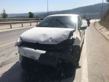 Kontrolden Çıkan Otomobil Demir Bariyerlere Çarptı, Sürücüsü Yaralandı
