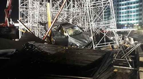 Kontrolden çıkan otomobil inşaata daldı