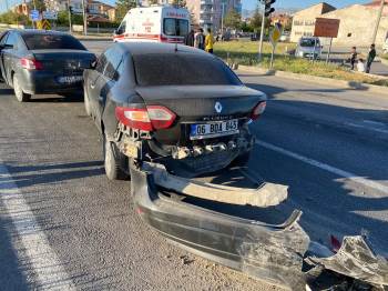 Kontrolden Çıkan Otomobil Kırmızı Işıkta Bekleyen 2 Araca Çarptı
