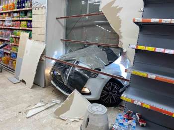 Kontrolden Çıkan Otomobil Markete Daldı
