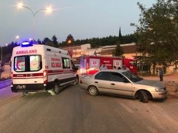 Kontrolden Çıkan Otomobil Önce Kaldırıma Sonra Ağaca Çarparak Durabildi
