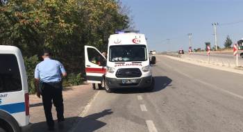 Kontrolden Çıkan Otomobil Orta Refüje Çarptı, 2 Kişi Yaralandı
