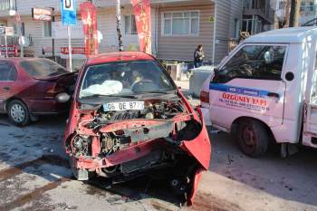 Kontrolden Çıkan Otomobil Park Halindeki 3 Araca Çarparak Durabildi
