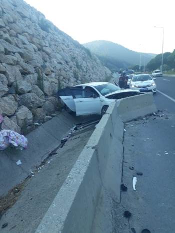 Kontrolden Çıkan Otomobil Su Kanalına Çarptı: 3 Yaralı
