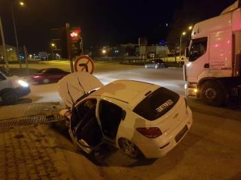 Kontrolden Çıkan Otomobil Su Kanalına Çarptı: 4 Yaralı
