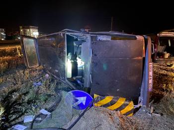 Kontrolden Çıkan Otomobil Tabelaya Çarpıp Orta Refüje Devrildi
