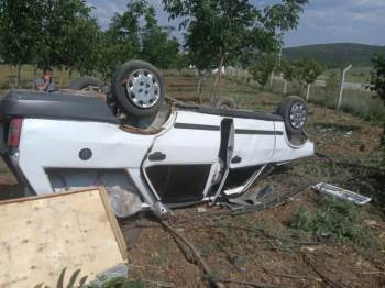 Kontrolden Çıkan Otomobil Tarlaya Devrildi, 2 Kişi Yaralandı
