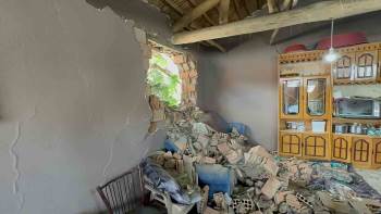 Kontrolden Çıkan Patpat Evin Oturma Odasından İçeri Girdi
