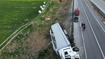 Kontrolden Çıkan Temizlik Malzemesi Yüklü Tır Devrildi
