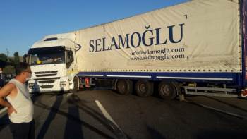 Kontrolden Çıkan Tır, Bariyerlere Çarparak Durabildi
