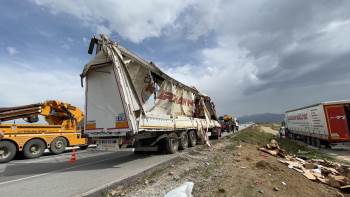 Kontrolden Çıkan Tır, Tarım Arazisine Devrildi
