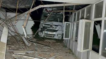 Kontrolden Çıkan Tır Başka Tıra Çarpıp Prefabrik Yapıya Daldı
