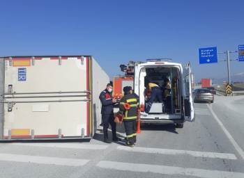 Kontrolden Çıkan Tır Devrildi: 1 Yaralı
