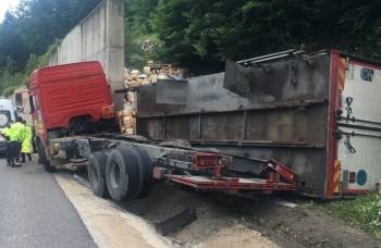 Kontrolden Çıkan Tır İstinat Duvara Çarparak Durabildi; Kazada 1 Kişi Yaralandı
