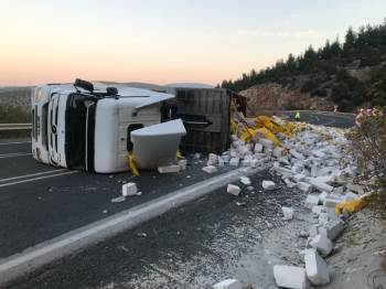 Kontrolden Çıkan Tır Yan Yattı, Dorsesindeki Ytonglar Yola Saçıldı
