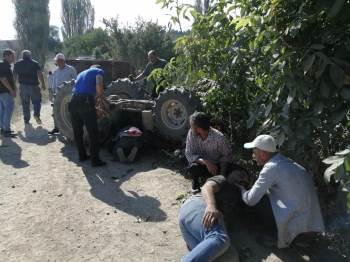 Kontrolden Çıkan Traktör Devrildi: 2 Yaralı
