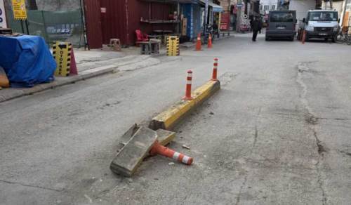 Kontrolsüz araç refüjü parçaladı: Mahalleliler tepkili