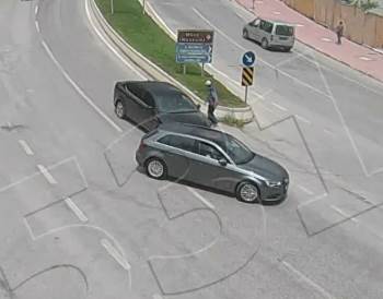 Kontrolsüz Dönüş Yapan Araç Sürücüsü Kazaya Neden Oldu
