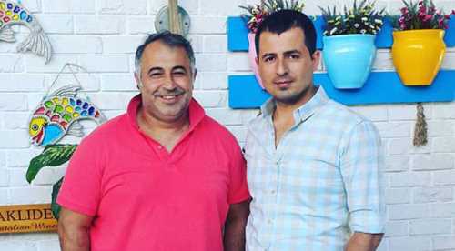 Konuklarıyla özel olarak ilgileniyor