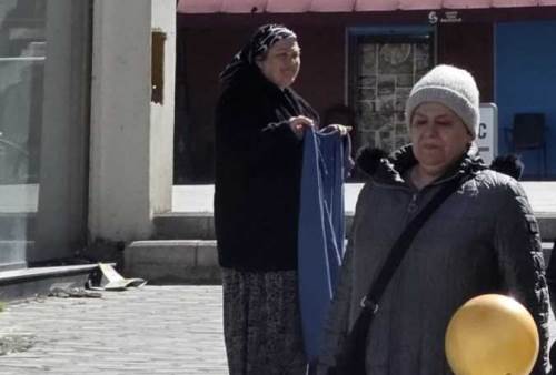 Köprübaşı’nda ilginç görüntü: Seyyar iç çamaşırı satışı