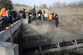 Köprüde Çatlaklar Oluştu, Ağır Vasıtalara Kapatıldı
