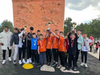 Köprüören Tek Termik Ortaokulu “Spor Tırmanışı" Dalında 5 Kupa, 20 Madalya Kazandı

