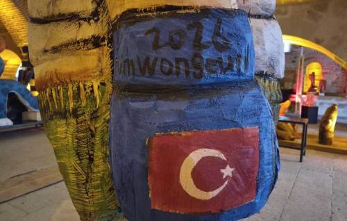 Koreli sanatçıdan Türk şehitlerine vefa: Sol eldivene Türk, sağ eldivene Kore bayrağı çizdi