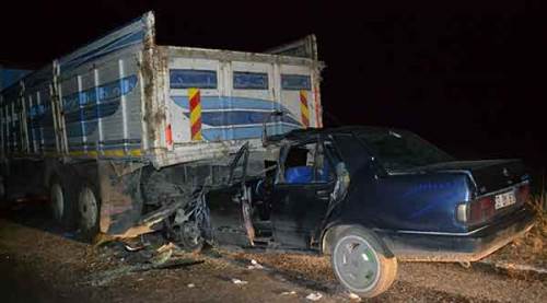 Korkunç görüntü...  Kamyonun altına girdi! 1 ölü 1 yaralı!