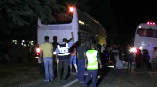 Korkunç kaza! Otobüs traktörü ikiye böldü 