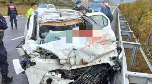 Korkunç kaza: Otomobil 4 kişiye mezar oldu!