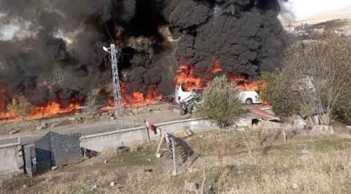 Korkunç kaza: Yolcu otobüsü tankere çarptı