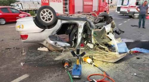 Korkunç kazada araç hurdaya döndü: 1 ölü, 2 yaralı!