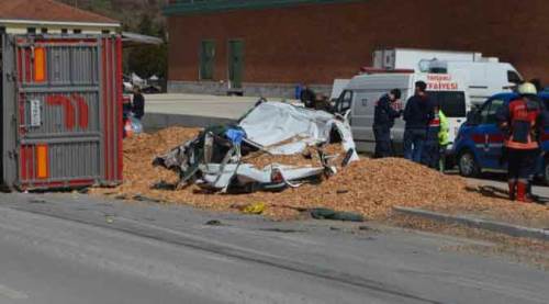 Korkunç kazada can verdi: Otomobil kağıt gibi ezildi!