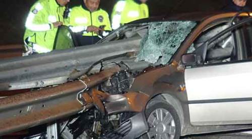 Korkunç kazada kafasına bariyer saplandı!